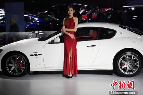 11月9日，2017第14屆中國西南（昆明）國際汽車博覽會在昆明滇池國際會展中心開展，市民欣賞了一場汽車盛宴。會展現(xiàn)場還展出了新能源汽車及機(jī)車。<a target='_blank' href='http://www.chinanews.com/'>中新社</a>記者李進(jìn)紅攝