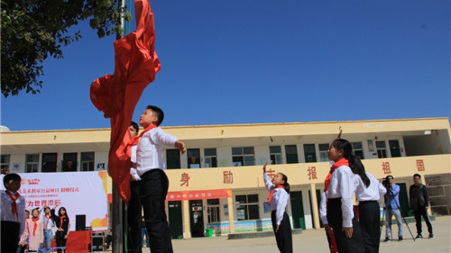 周口留守兒童的國(guó)慶節(jié)：敬隊(duì)禮、升國(guó)旗