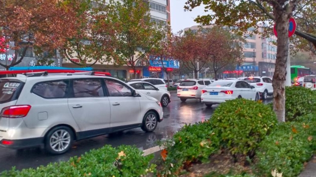雨中道路擁堵，市民可繞行！