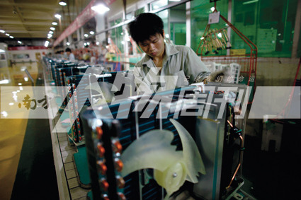 2010年5月10日，珠海格力電器工廠里，工人正在流水線上生產(chǎn)家用空調(diào)（方迎忠）