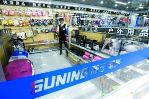 2011年5月27日，蘇寧電器四季青店的“辦公休閑用品超市”內，工作人員正在整理貨架。本報記者 李冬 攝