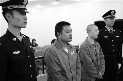 吳澤西（光頭者）與雷雨聲在庭上受審。通訊員 李森 攝