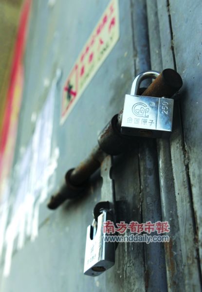 生產(chǎn)LED燈具的南海丹灶帥亮五金制品廠大門緊鎖，老板走佬。南都記者 陳志剛 攝