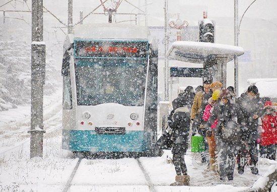 冬季，大連市民在雪中等候202路鐺鐺車(chē) 新華社發(fā)(呂文正 攝) 
