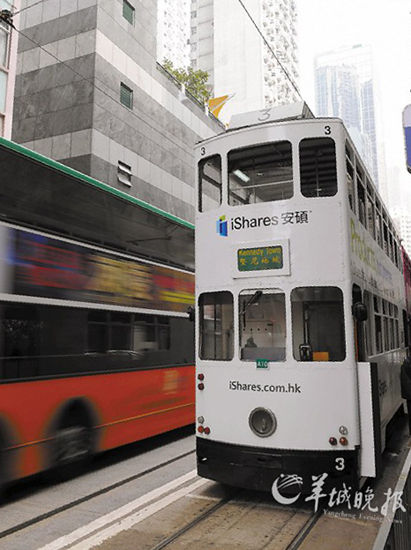 香港鐺鐺車(chē)的特色車(chē)身廣告是一景 　新華社記者 黃曉勇 攝 
