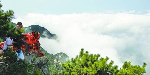  廬山云霧變幻莫測，常常轉(zhuǎn)瞬間便換了模樣。